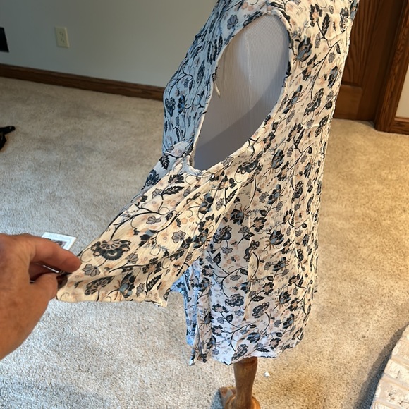 Floral cold shoulder top - Picture 4 of 5